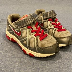 Girls Nike 11.5 tennis shoes in EUC